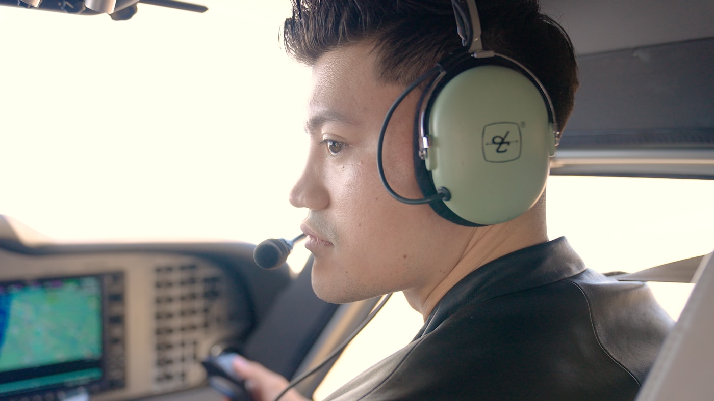 Piloto no cockpit com headset