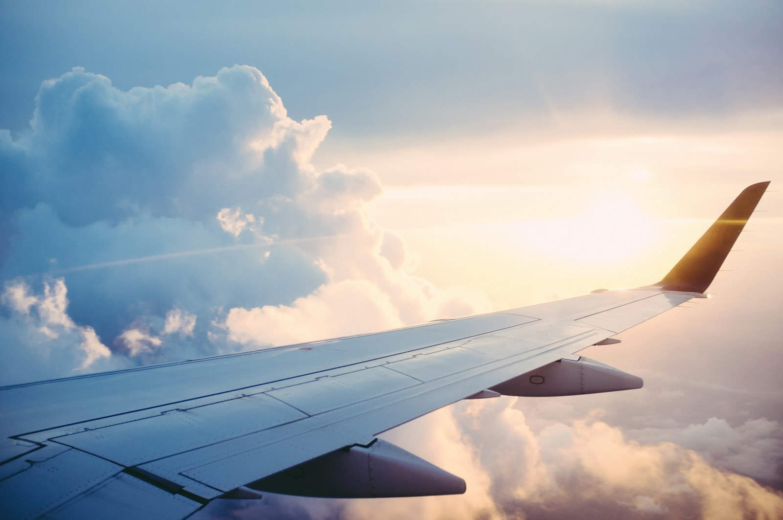 Asa de aeronave sobre as nuvens
